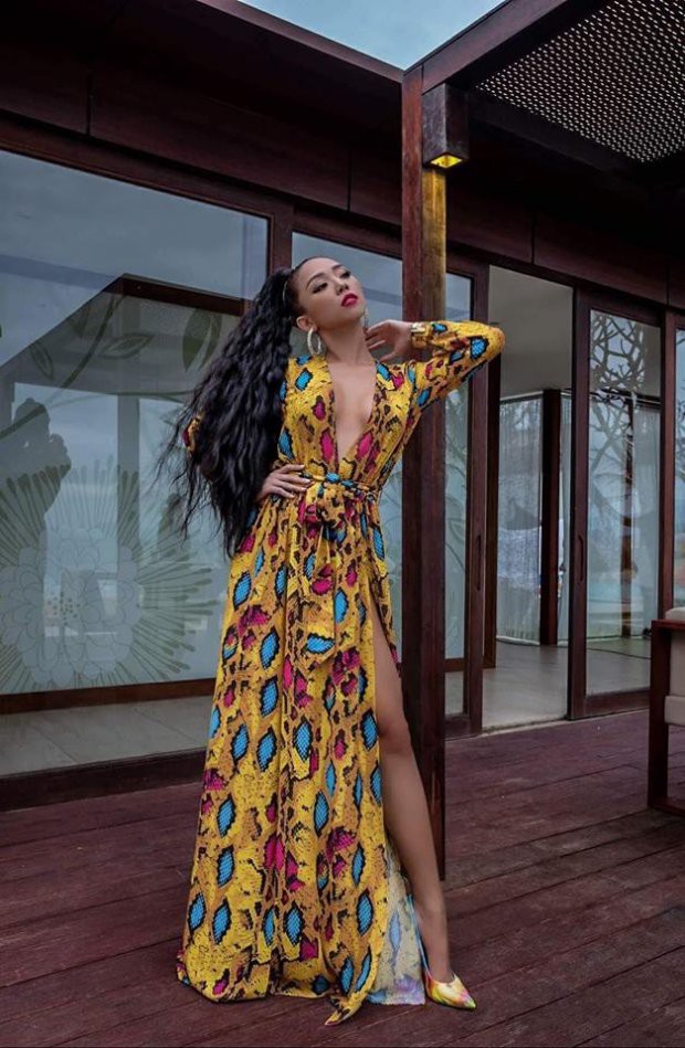 Cùng diện thiết kế xẻ trên xẻ dưới, Vũ Ngọc Anh thu hút bởi vòng 1 silicon căng tràn còn Tóc Tiên lại nổi bật nhờ thần thái