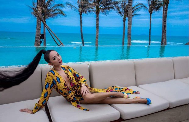 Cùng diện thiết kế xẻ trên xẻ dưới, Vũ Ngọc Anh thu hút bởi vòng 1 silicon căng tràn còn Tóc Tiên lại nổi bật nhờ thần thái