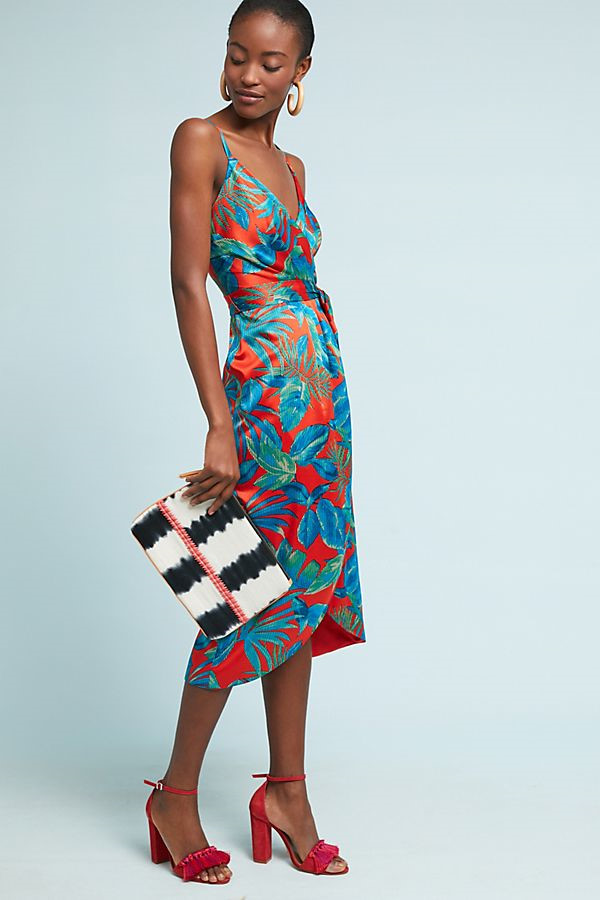 Wrap dress - chiếc váy mùa hè không thể thiếu với mọi cô gái