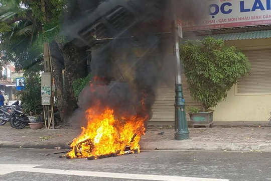Chạy xe đánh võng, bị côn đồ truy sát, đốt xe máy