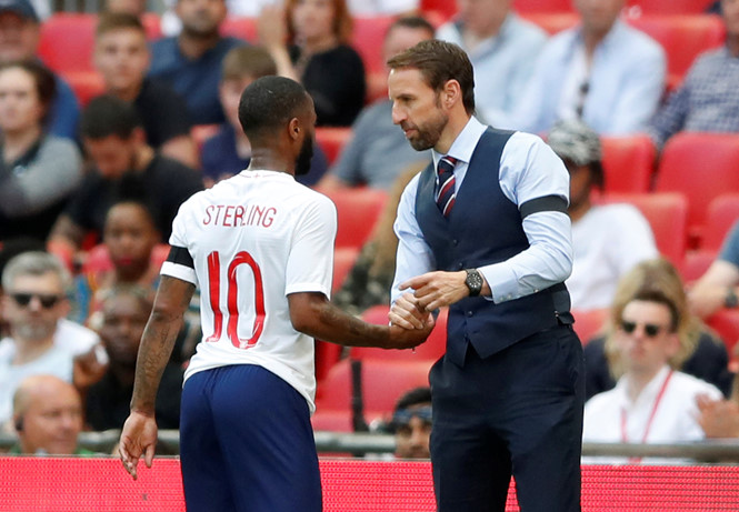 Southgate cảnh báo chuyên gia ngã vờ Sterling coi chừng công nghệ VAR