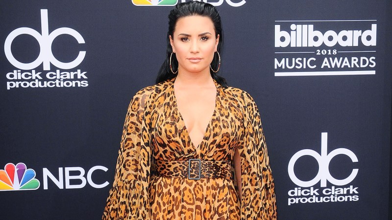 Demi Lovato bị tố có hành vi tấn công tình dục khi thuê người sàm sỡ vùng kín nam vệ sĩ