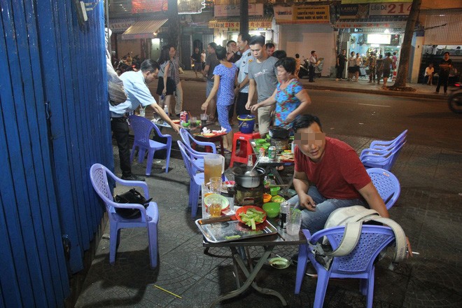 Ông Đoàn Ngọc Hải cùng đoàn kiểm tra ập vào yêu cầu 3 quán lẩu dê giữ nguyên hiện trạng