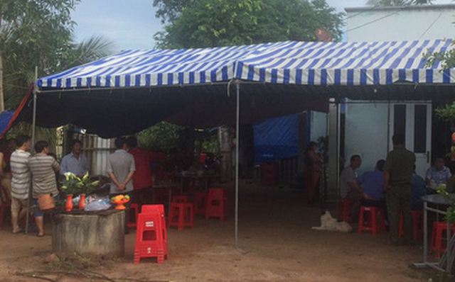 Mượn xe không được, nghịch tử đâm nhiều nhát vào cổ mẹ trong đám tang ông ngoại