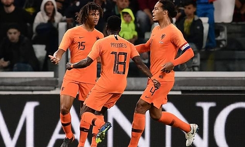 Hà Lan thoát thua trước 10 người Italy vào phút cuối