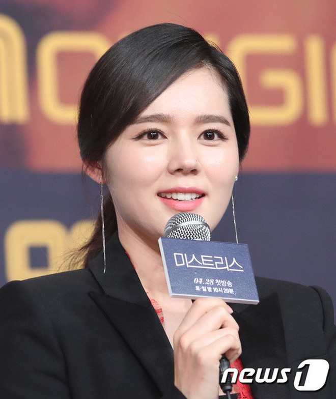 Ngược đời nhan sắc Han Ga In: Trong poster đã chỉnh sửa thì già khú, nhưng cứ đi sự kiện lại gây sốt vì quá trẻ