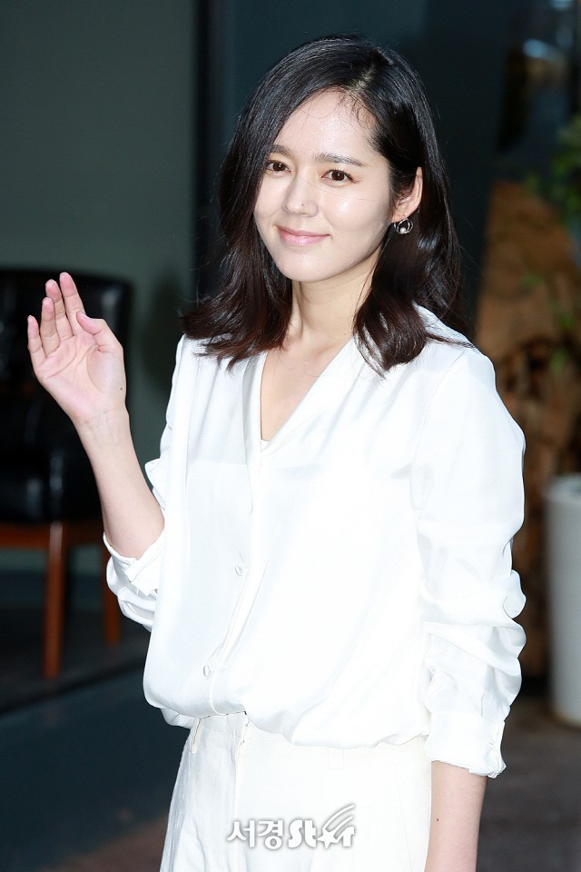 Ngược đời nhan sắc Han Ga In: Trong poster đã chỉnh sửa thì già khú, nhưng cứ đi sự kiện lại gây sốt vì quá trẻ