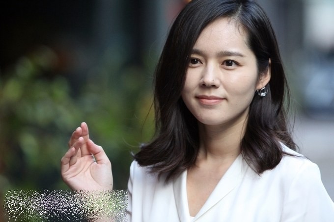 Ngược đời nhan sắc Han Ga In: Trong poster đã chỉnh sửa thì già khú, nhưng cứ đi sự kiện lại gây sốt vì quá trẻ Ngược đời nhan sắc Han Ga In: Trong poster đã chỉnh sửa thì già khú, nhưng cứ đi sự kiện lại gây sốt vì quá trẻ