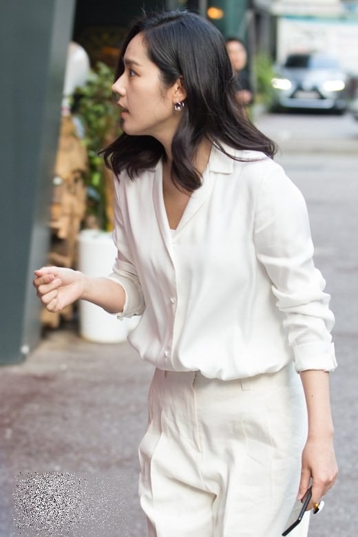 Ngược đời nhan sắc Han Ga In: Trong poster đã chỉnh sửa thì già khú, nhưng cứ đi sự kiện lại gây sốt vì quá trẻ