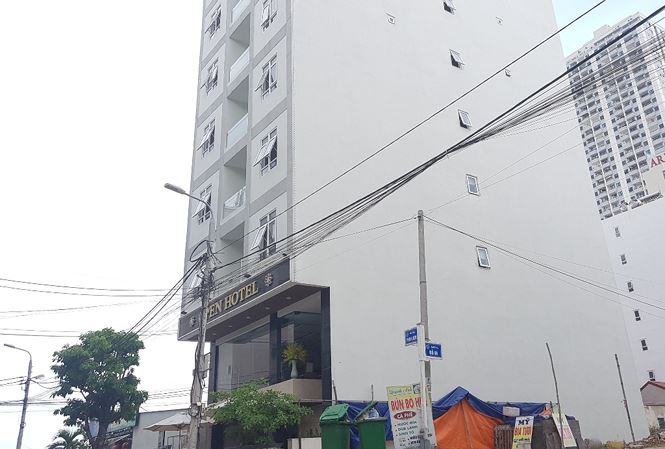 Tá hỏa phát hiện du khách nước ngoài tử vong dưới thang máy