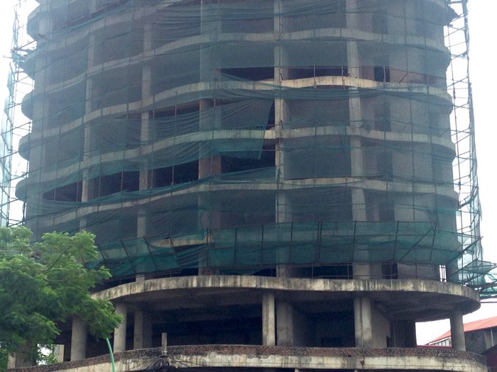 Tòa nhà bỏ hoang hơn thập kỷ trên đất vàng Hồ Tây