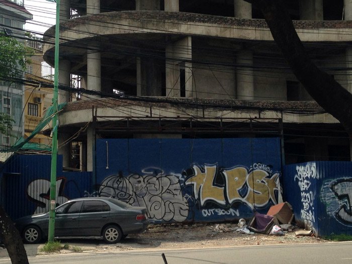 Tòa nhà bỏ hoang hơn thập kỷ trên đất vàng Hồ Tây