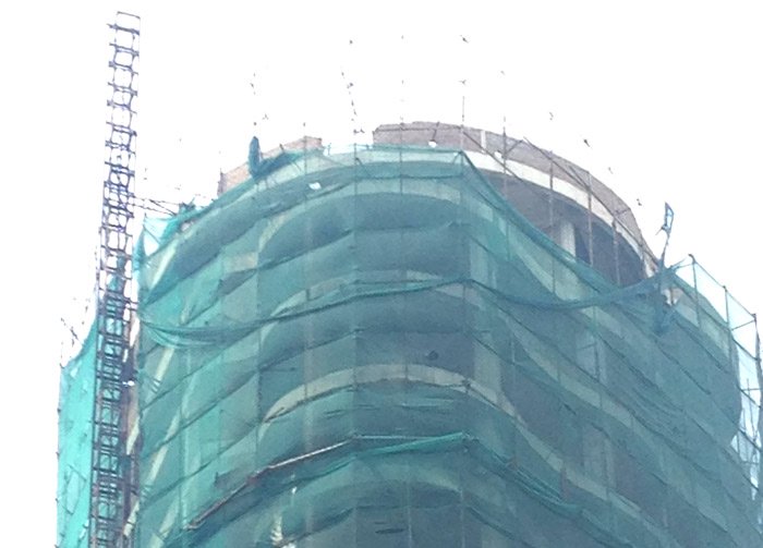 Tòa nhà bỏ hoang hơn thập kỷ trên đất vàng Hồ Tây