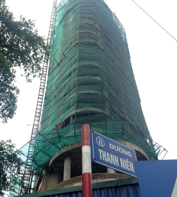 Tòa nhà bỏ hoang hơn thập kỷ trên đất vàng Hồ Tây