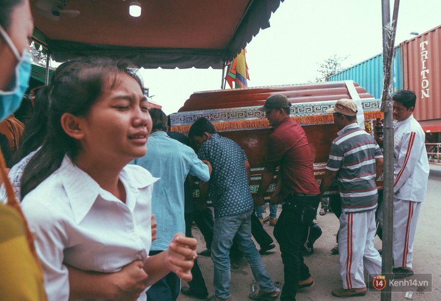 Vụ cô gái bị bạn trai cũ phân xác ở Sài Gòn: Chồng sắp cưới không đứng vững, liên tục gào khóc gọi tên người yêu trong tuyệt vọng