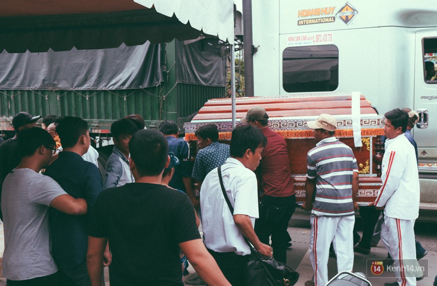 Vụ cô gái bị bạn trai cũ phân xác ở Sài Gòn: Chồng sắp cưới không đứng vững, liên tục gào khóc gọi tên người yêu trong tuyệt vọng