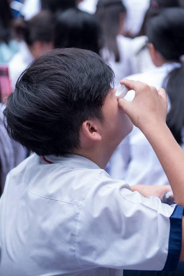 Chỉ đổ nước vào mắt khi đang ngồi dưới sân trường thôi mà cậu học sinh khiến bao người tranh cãi
