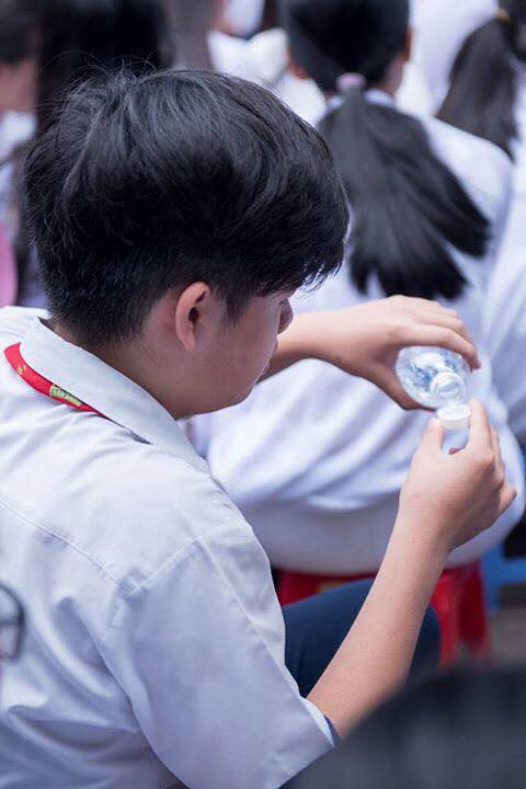 Chỉ đổ nước vào mắt khi đang ngồi dưới sân trường thôi mà cậu học sinh khiến bao người tranh cãi