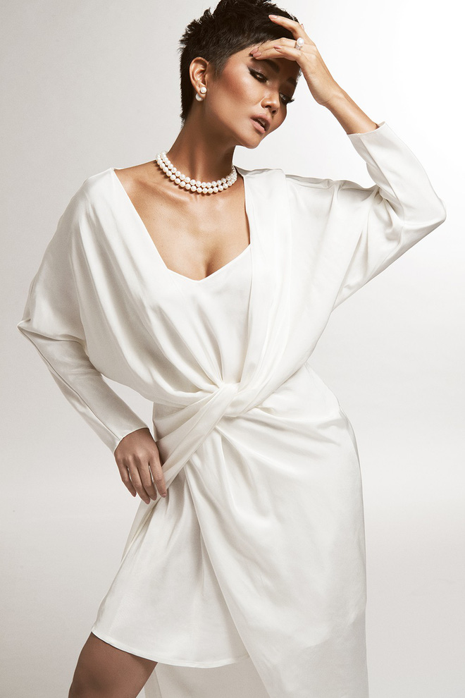 Hoa hậu HHen Niê diện đầm khoét ngực gợi cảm hút mắt