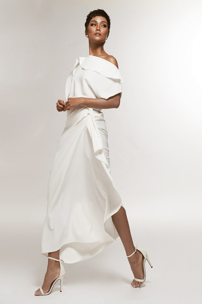 Hoa hậu HHen Niê diện đầm khoét ngực gợi cảm hút mắt