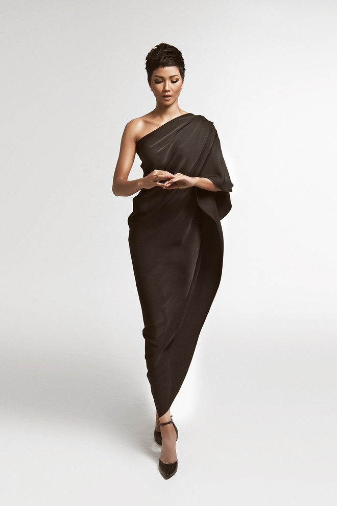 Hoa hậu HHen Niê diện đầm khoét ngực gợi cảm hút mắt