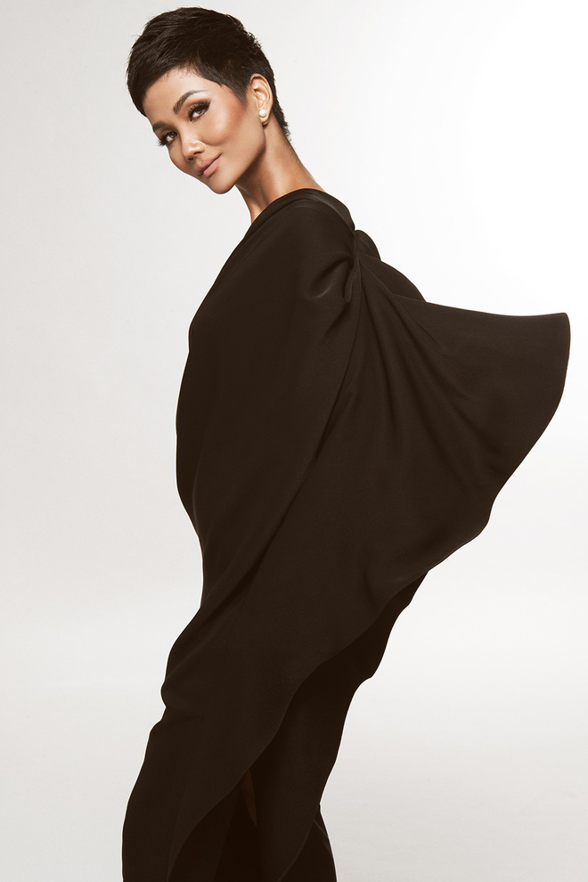 Hoa hậu HHen Niê diện đầm khoét ngực gợi cảm hút mắt