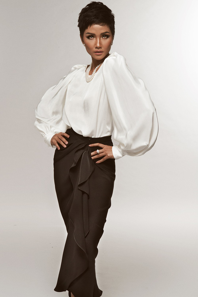 Hoa hậu HHen Niê diện đầm khoét ngực gợi cảm hút mắt