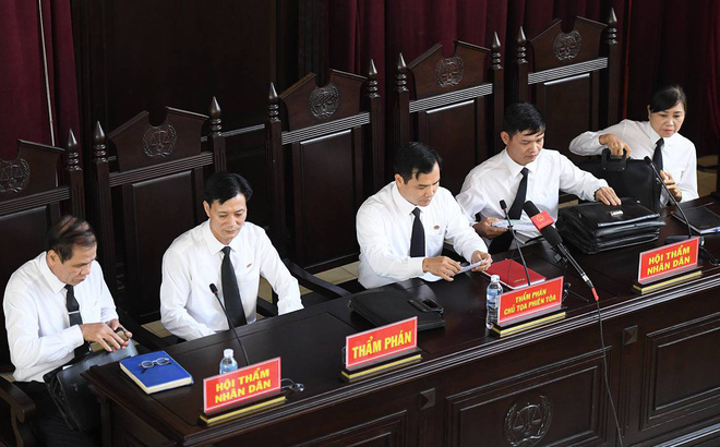 Nóng: Tòa xét xử BS Hoàng Công Lương trả hồ sơ, đề nghị khởi tố thêm 2 trưởng khoa