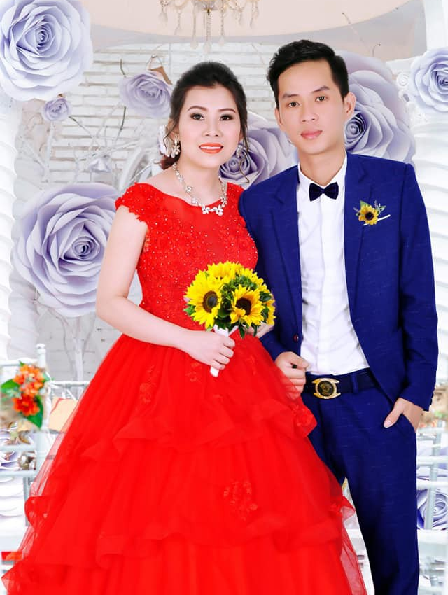 Cô dâu trẻ tuổi 20 nhắm mắt đưa mặt cho chuyên viên trang điểm, mở mắt ra bỗng hóa bà cô già U40