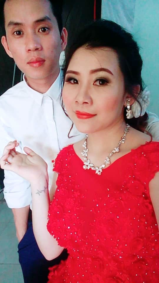 Cô dâu trẻ tuổi 20 nhắm mắt đưa mặt cho chuyên viên trang điểm, mở mắt ra bỗng hóa bà cô già U40