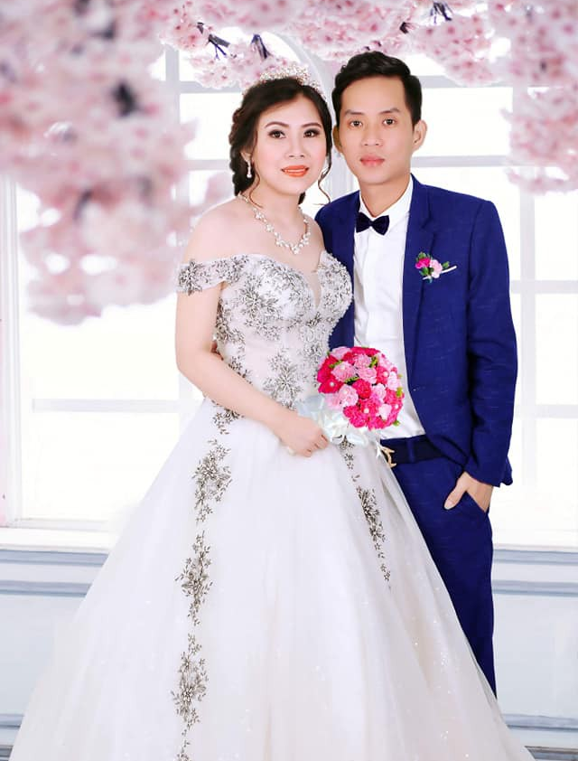 Cô dâu trẻ tuổi 20 nhắm mắt đưa mặt cho chuyên viên trang điểm, mở mắt ra bỗng hóa bà cô già U40