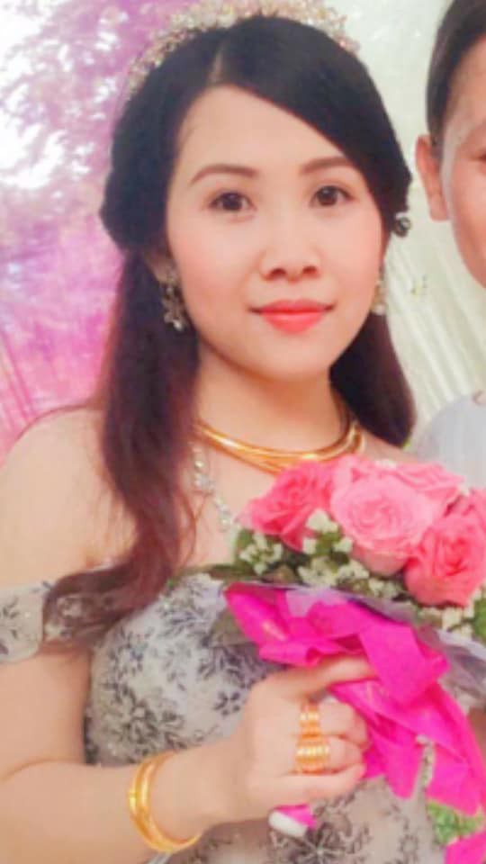 Cô dâu trẻ tuổi 20 nhắm mắt đưa mặt cho chuyên viên trang điểm, mở mắt ra bỗng hóa bà cô già U40