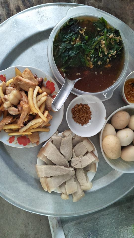 Mẹ bầu khoe mâm cơm giá 20 nghìn có mỗi lòng gà là chất đạm, hội chị em người khen ngon, người bĩu môi ăn thế làm sao sống nổi