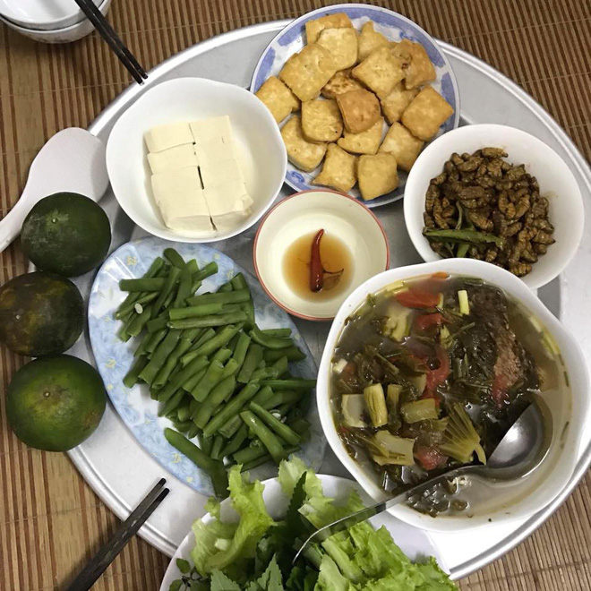 Mẹ bầu khoe mâm cơm giá 20 nghìn có mỗi lòng gà là chất đạm, hội chị em người khen ngon, người bĩu môi ăn thế làm sao sống nổi