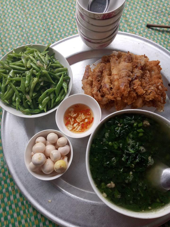 Mẹ bầu khoe mâm cơm giá 20 nghìn có mỗi lòng gà là chất đạm, hội chị em người khen ngon, người bĩu môi ăn thế làm sao sống nổi