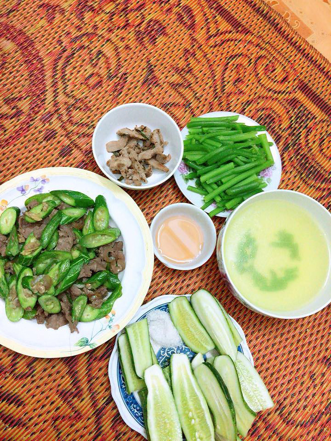 Mẹ bầu khoe mâm cơm giá 20 nghìn có mỗi lòng gà là chất đạm, hội chị em người khen ngon, người bĩu môi ăn thế làm sao sống nổi