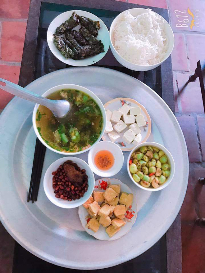 Mẹ bầu khoe mâm cơm giá 20 nghìn có mỗi lòng gà là chất đạm, hội chị em người khen ngon, người bĩu môi ăn thế làm sao sống nổi