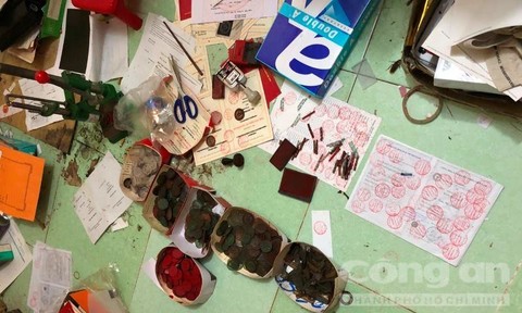 Đánh sập đường dây sản xuất bằng cử nhân, bác sĩ giả cực lớn ở Sài Gòn