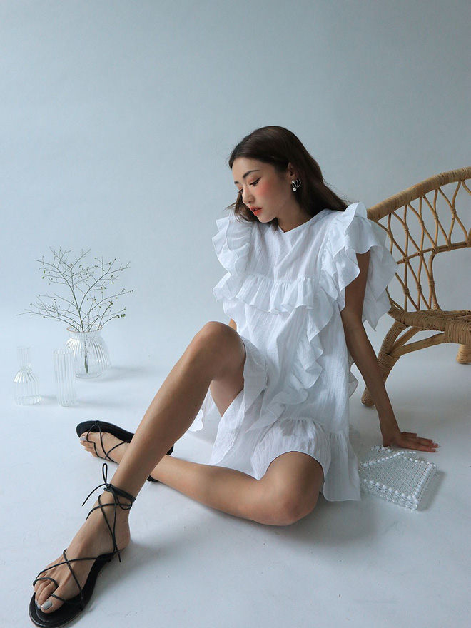 Sandals buộc dây - món đồ nhất định phải có vì sự kết hợp quá đỗi hoàn hảo với những set đồ ngày hè Sandals buộc dây - món đồ nhất định phải có vì sự kết hợp quá đỗi hoàn hảo với những set đồ ngày hè
