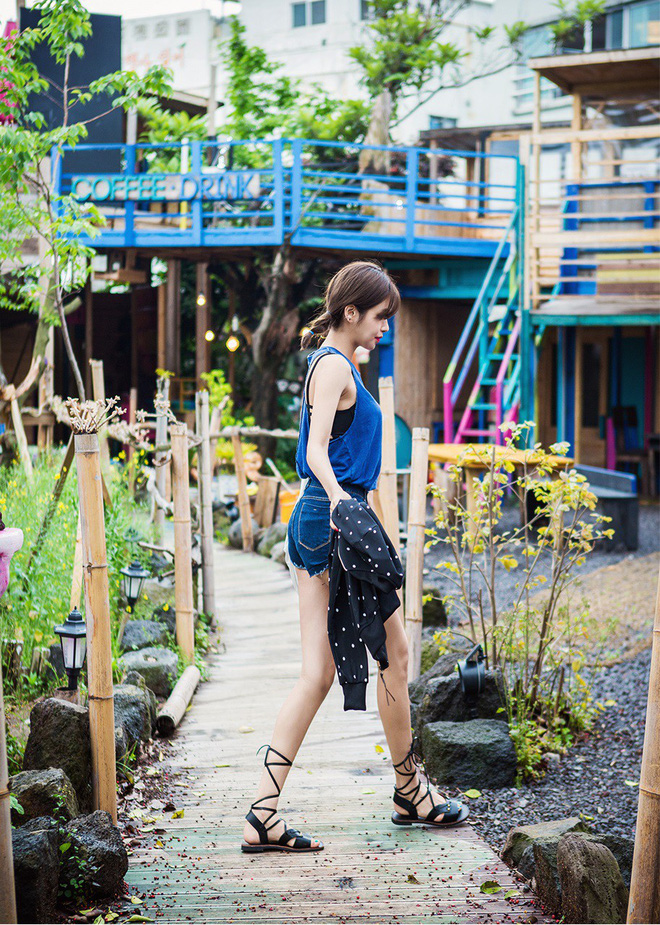 Sandals buộc dây - món đồ nhất định phải có vì sự kết hợp quá đỗi hoàn hảo với những set đồ ngày hè Sandals buộc dây - món đồ nhất định phải có vì sự kết hợp quá đỗi hoàn hảo với những set đồ ngày hè