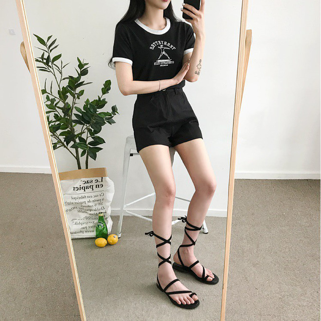 Sandals buộc dây - món đồ nhất định phải có vì sự kết hợp quá đỗi hoàn hảo với những set đồ ngày hè Sandals buộc dây - món đồ nhất định phải có vì sự kết hợp quá đỗi hoàn hảo với những set đồ ngày hè