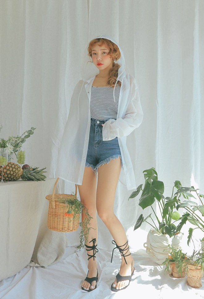 Sandals buộc dây - món đồ nhất định phải có vì sự kết hợp quá đỗi hoàn hảo với những set đồ ngày hè