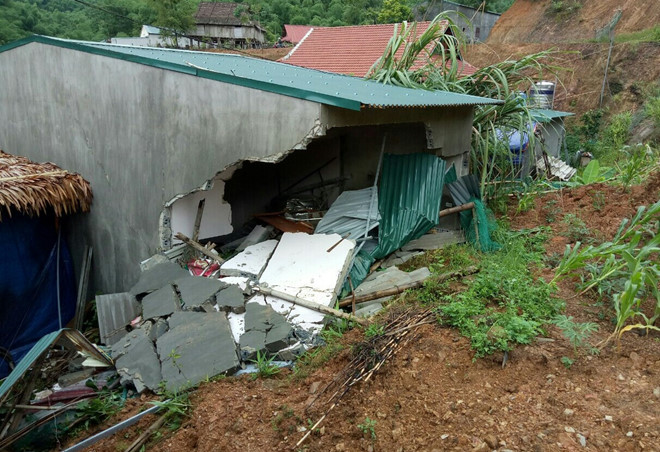Sập nhà trong mưa lớn, bé gái 3 tuổi tử vong