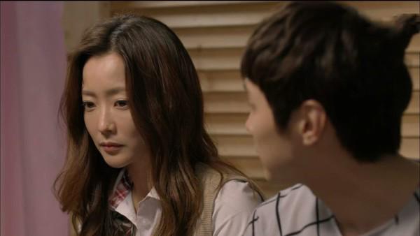 Vợ sảy thai, chồng bưng bát cháo lên phòng mà run rẩy vì… sợ mẹ