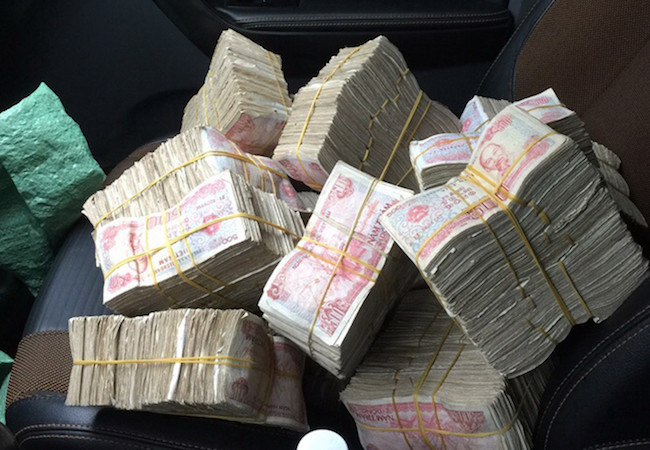 Nộp thuế bằng tiền lẻ rồi livestream trên Facebook, bị công an mời làm việc