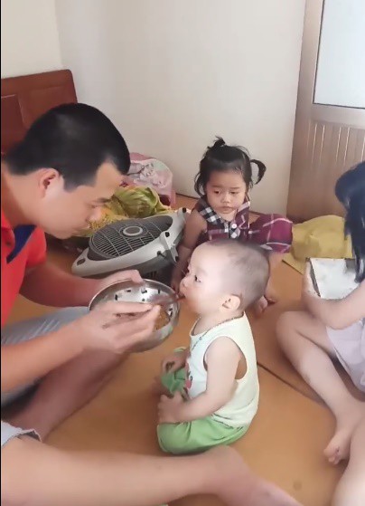 Tình cảnh trái ngang của người mẹ đông con mà chẳng đứa nào theo mẹ nhưng bám bố như keo