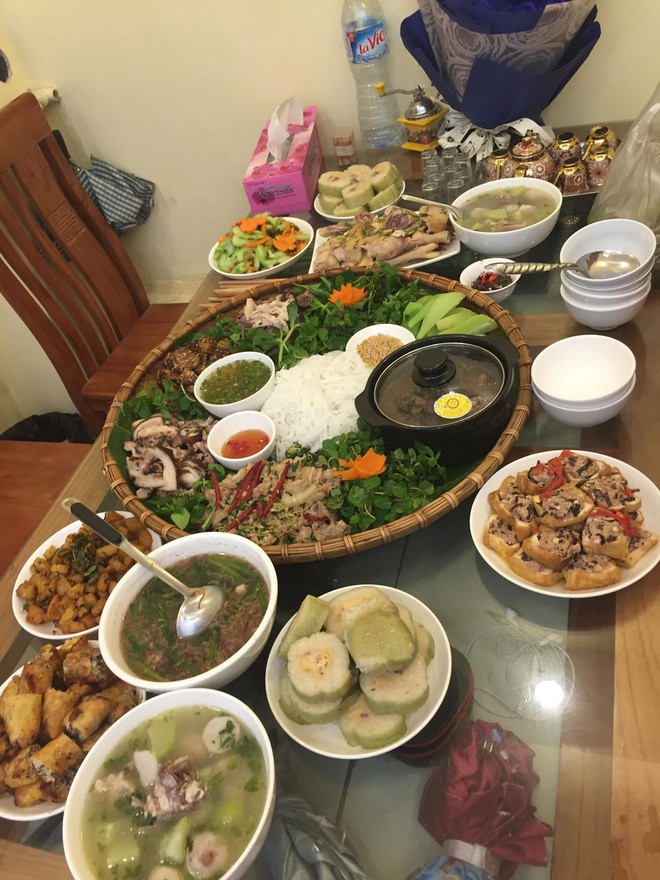 Đăng ảnh mâm cao cỗ đầy tự nấu để hỏi chị em rằng mình đủ tiêu chuẩn lấy chồng chưa, cô gái nhận được lời khuyên bất ngờ Đăng ảnh mâm cao cỗ đầy tự nấu để hỏi chị em rằng mình đủ tiêu chuẩn lấy chồng chưa, cô gái nhận được lời khuyên bất ngờ
