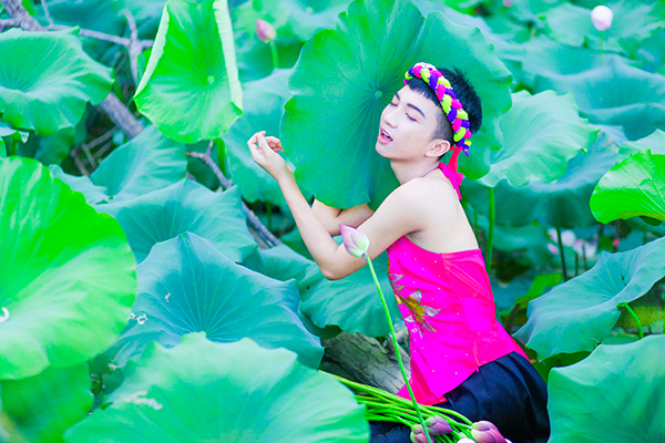 Nam sinh mặc yếm khoe lưng trần trong đầm sen gây tranh cãi