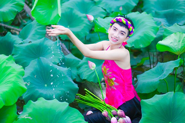 Nam sinh mặc yếm khoe lưng trần trong đầm sen gây tranh cãi