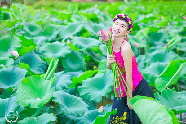 Nam sinh mặc yếm khoe lưng trần trong đầm sen gây tranh cãi